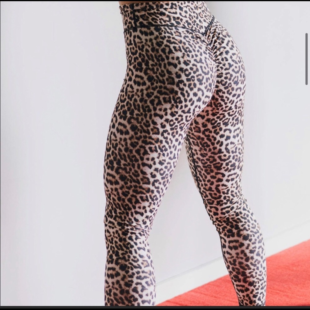 Zyia Leopard Brilliant Scrunchy Butt Leggings 7/8 length size 8-10